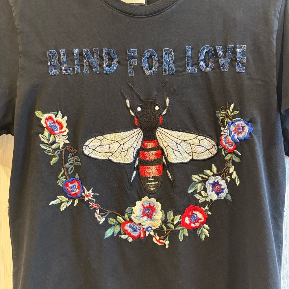 GUCCI BLACK S/S TEE SHIRT WITH BLIND FOR LOVE IN BLUE SEQUINS EMBROIDERED BEE - Picture 5 of 16